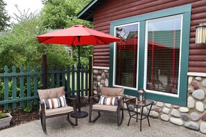 Terrace/patio - Moon River Cabins (Bellevue)