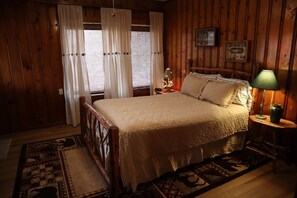 Cabin, 1 Queen Bed (Mill Creek) | Iron/ironing board, free WiFi - Moon River Cabins (Bellevue)