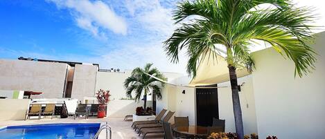 室外游泳池,日光浴躺椅