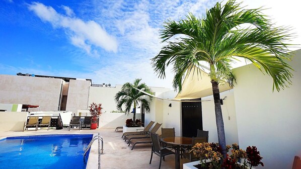 Outdoor pool, sun loungers - The Meridian by Bric (Playa del Carmen)