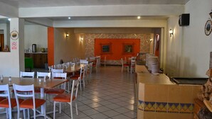 Breakfast, lunch and dinner served - Hotel St Cruz Creel (Bocoyna)