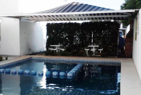 Una piscina al aire libre
