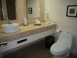 Habitación estándar | Baño | Regadera y amenidades de baño gratuitas