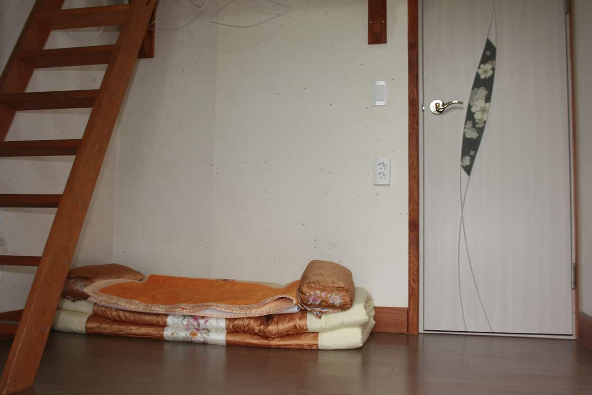 Deluxe Korean Traditional Ondol Room | Desk, free WiFi
