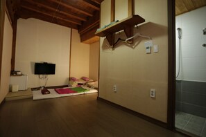 Desk, free WiFi - Jeonju Hanok Village Seoro (Jeonju)