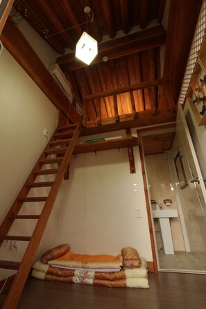Deluxe Korean Traditional Ondol Room | Desk, free WiFi - Jeonju Hanok Village Seoro (Jeonju)