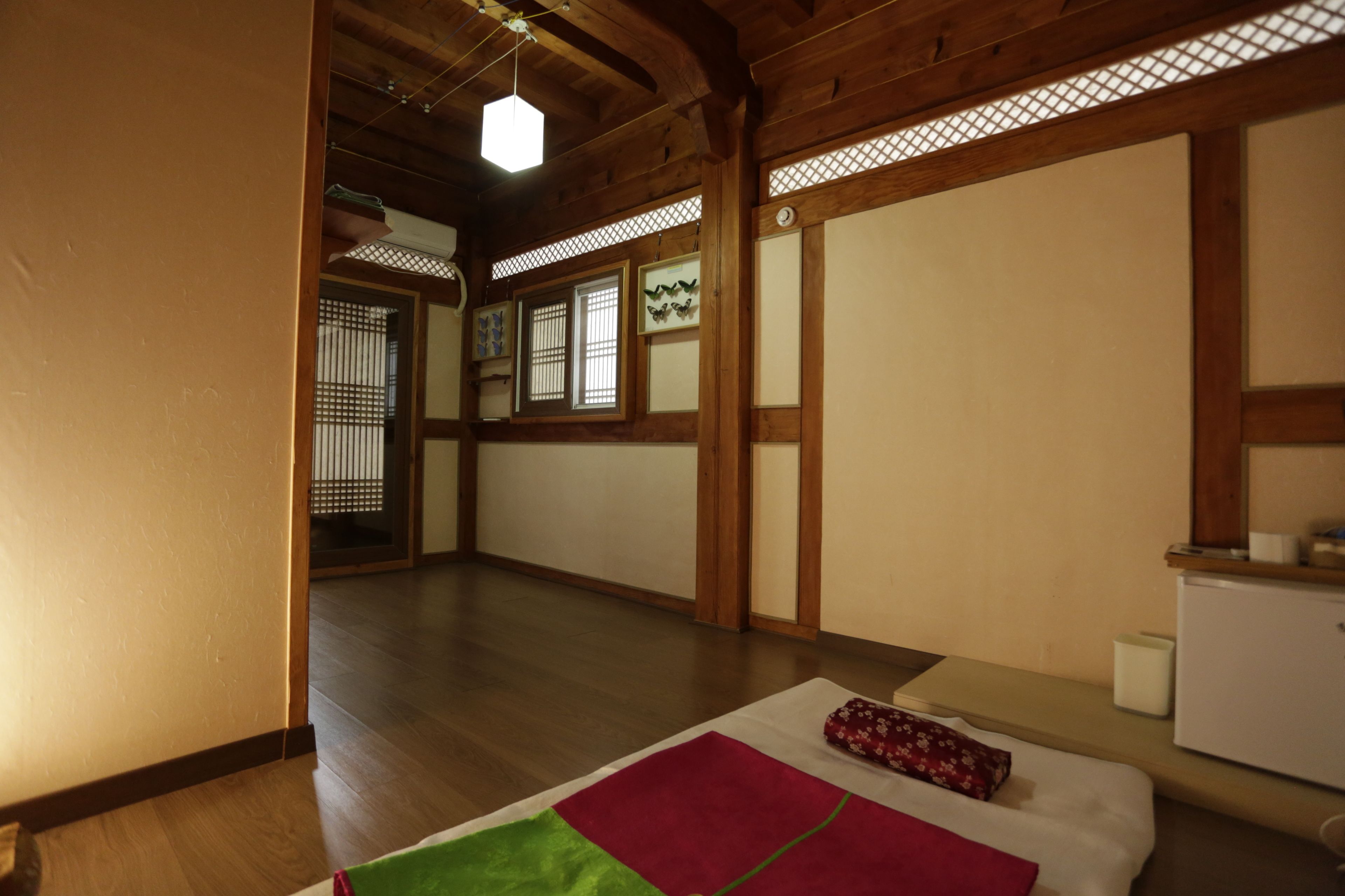 Superior Korean Traditional Ondol Room | Desk, free WiFi