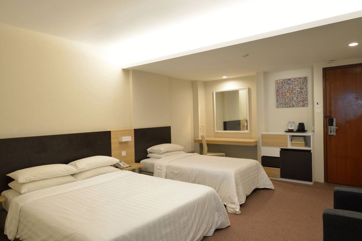 Super Deluxe Triplet | In-room safe, desk, iron/ironing board, WiFi (free)