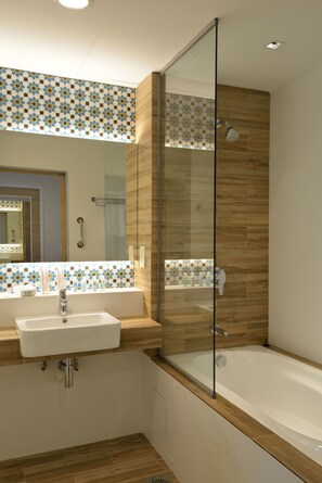 Combined shower/tub, deep soaking tub, free toiletries, towels