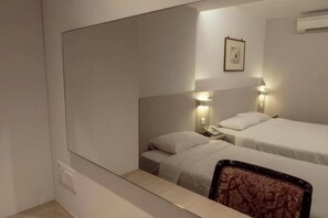 Room - VIP Hotel (Singapore)