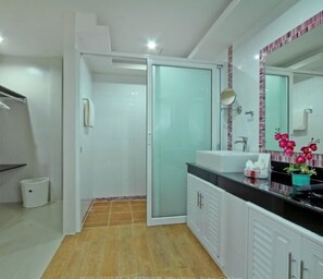 Three Bedroom Pool Villa | Bagno | Doccia, set di cortesia gratuito