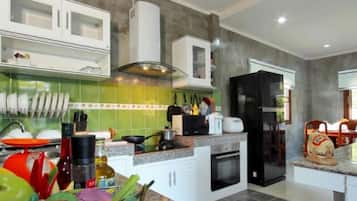 Three Bedroom Pool Villa | Cuisine privée | Grand réfrigérateur, micro-ondes, cafetiÚre/bouilloire