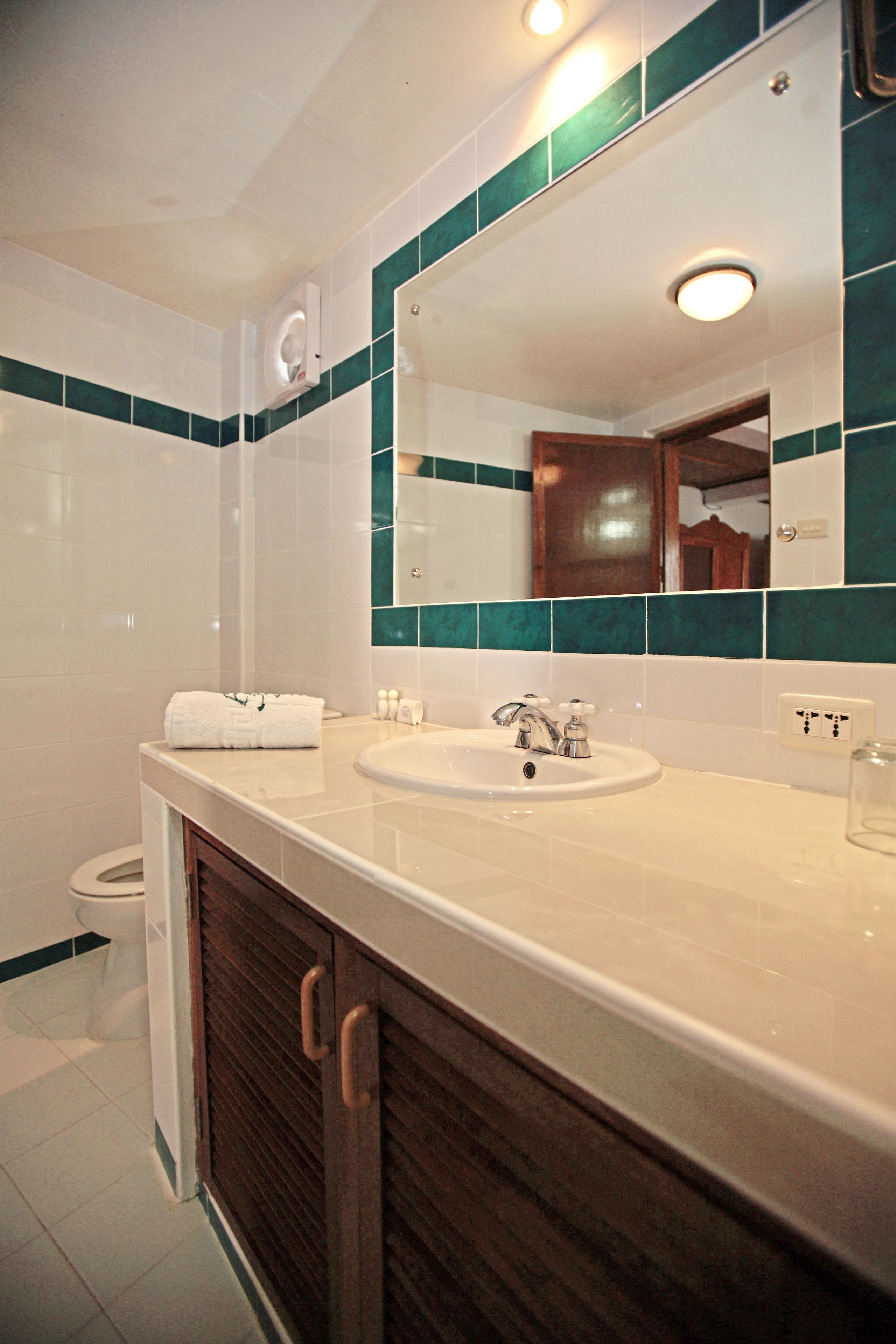family room, non smoking | bathroom | shower, free toiletries, hair dryer, towels