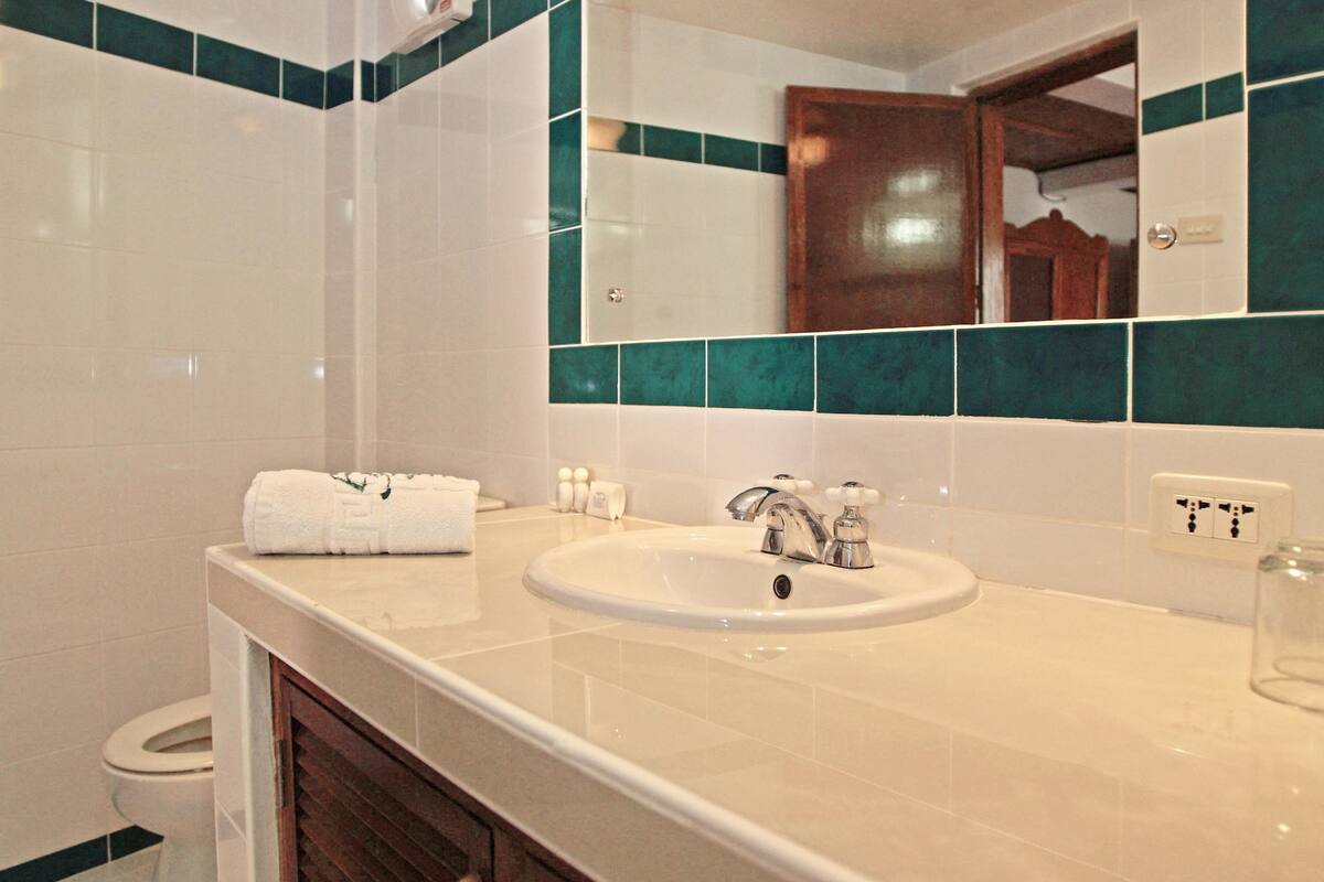 family room, non smoking | bathroom | shower, free toiletries, hair dryer, towels