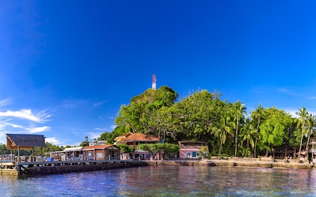 Fachada de la propiedad por la tarde o noche. El Galleon Beach Resort Asia Divers