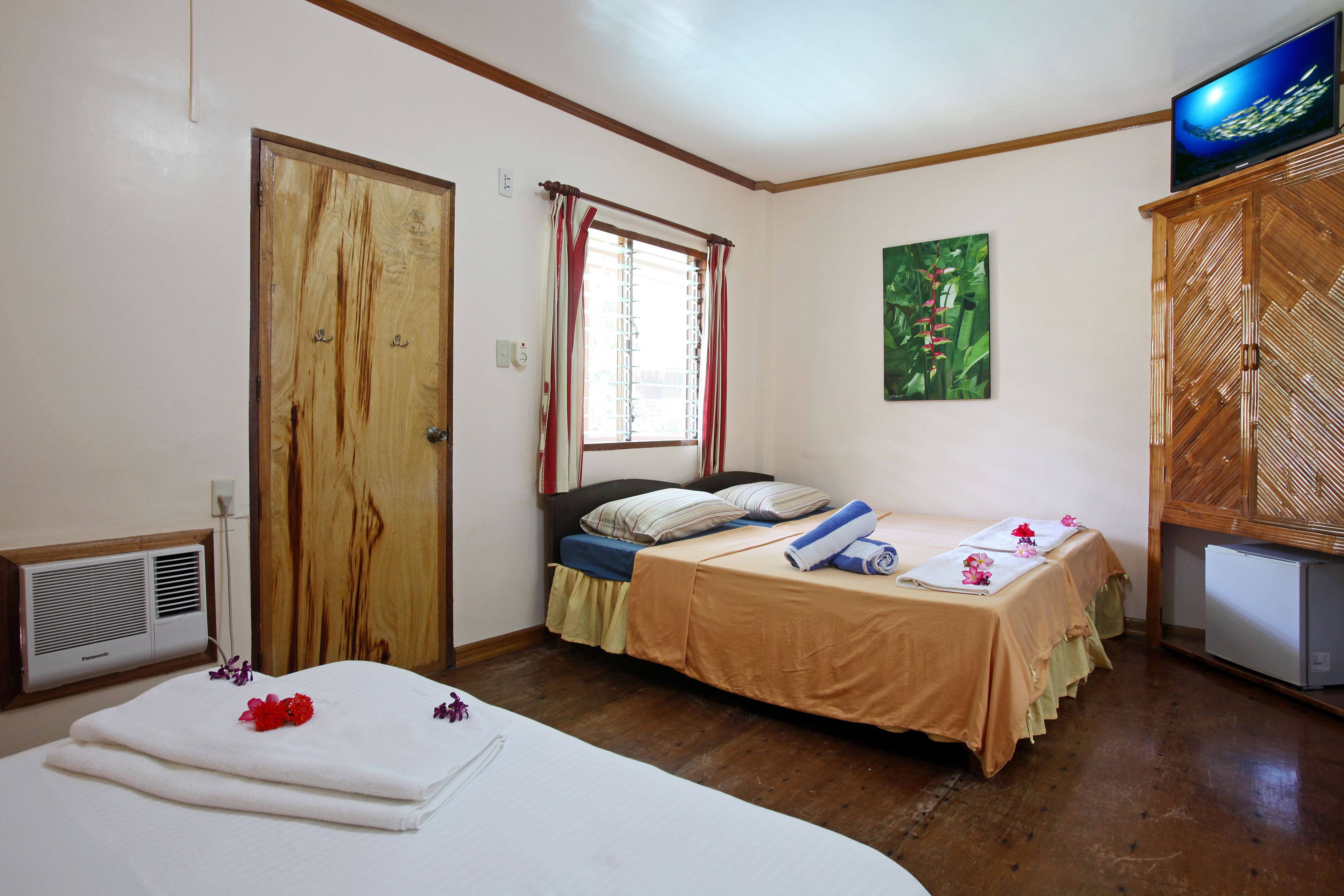 family room, non smoking | minibar, in-room safe, desk, blackout curtains