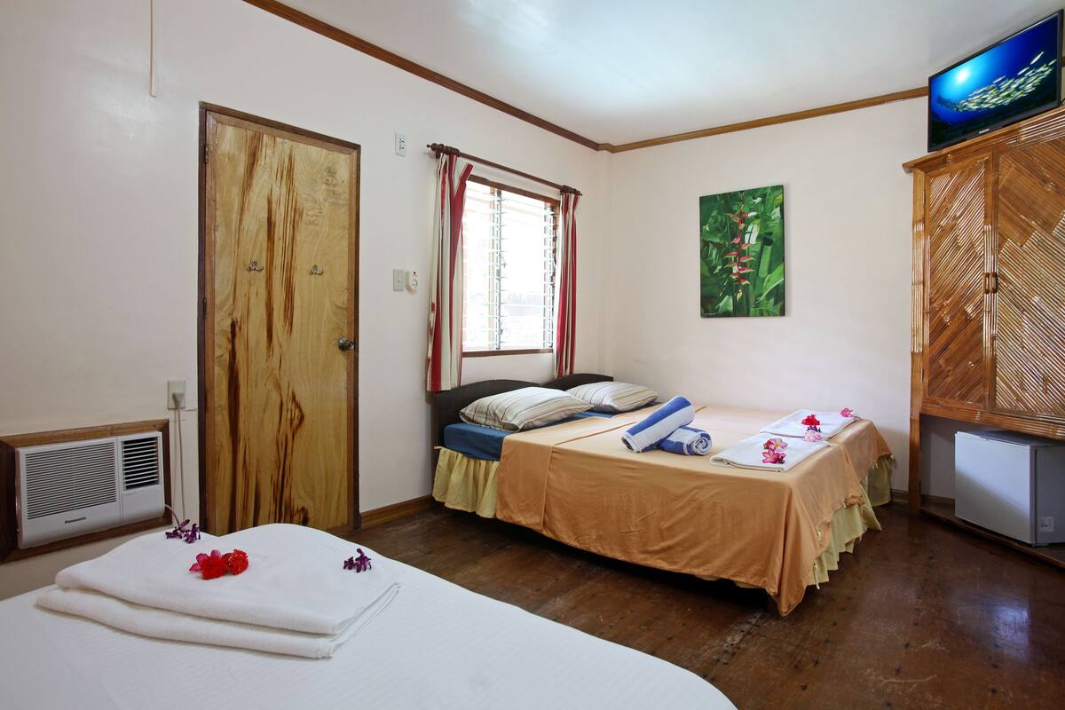 family room, non smoking | minibar, in-room safe, desk, blackout curtains