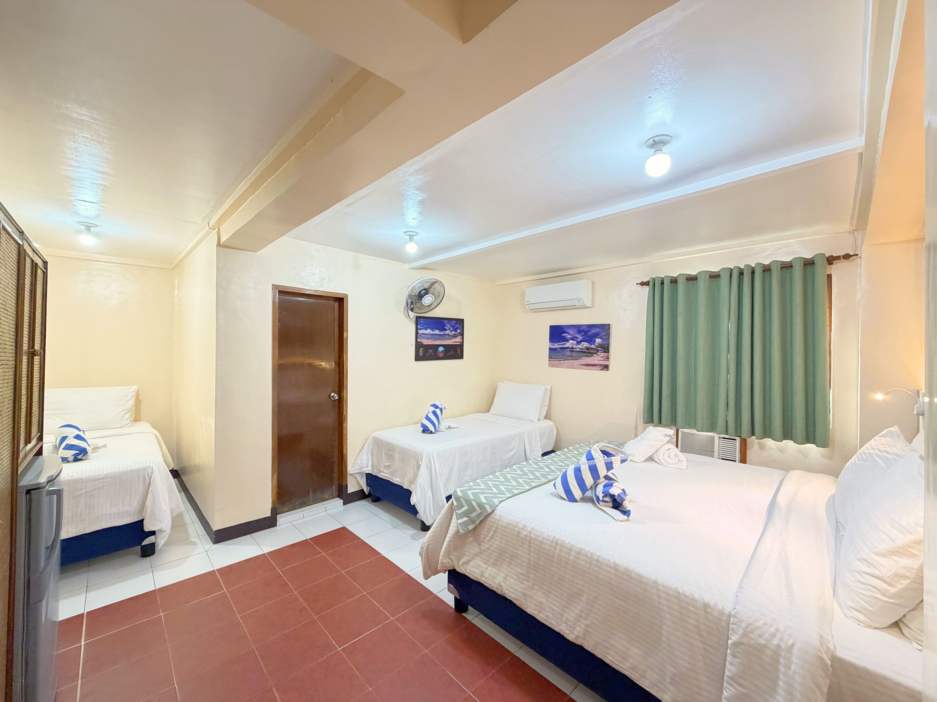 Habitación familiar, para no fumadores | Minibar, caja de seguridad en la habitación y escritorio 