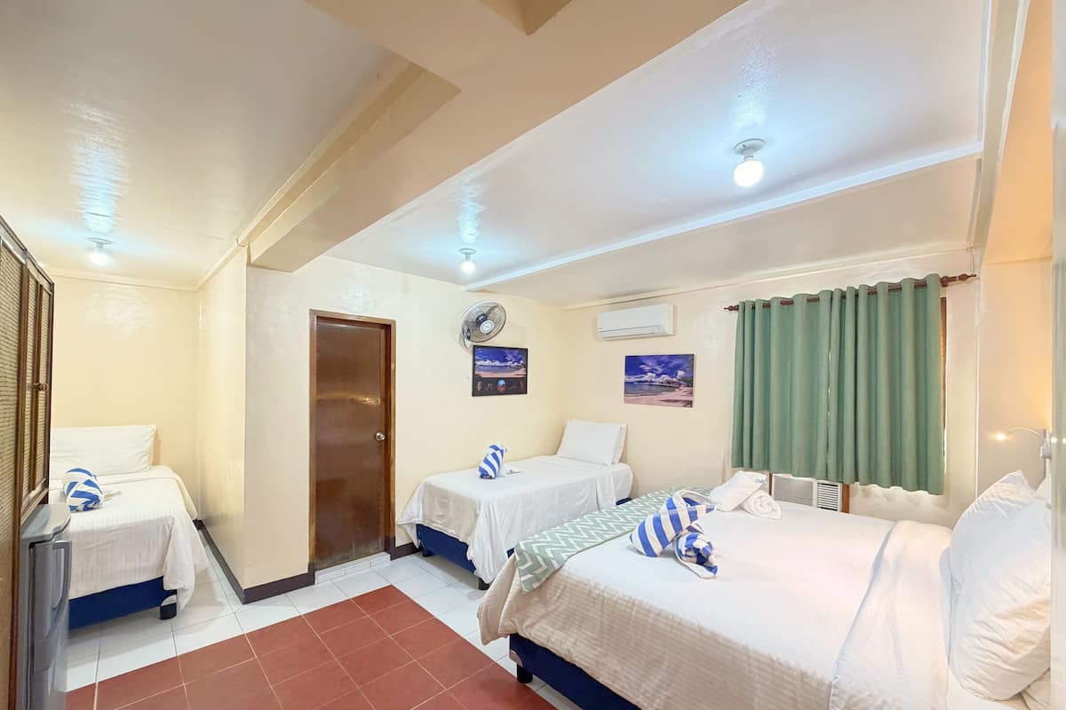 Habitación familiar, para no fumadores | Minibar, caja de seguridad en la habitación y escritorio