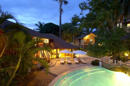 Una piscina al aire libre, sillones reclinables de piscina. El Galleon Beach Resort Asia Divers