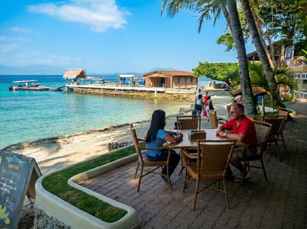 حيث تُقدم وجبات الإفطار، الغداء، العشاء، الأطباق العالمية