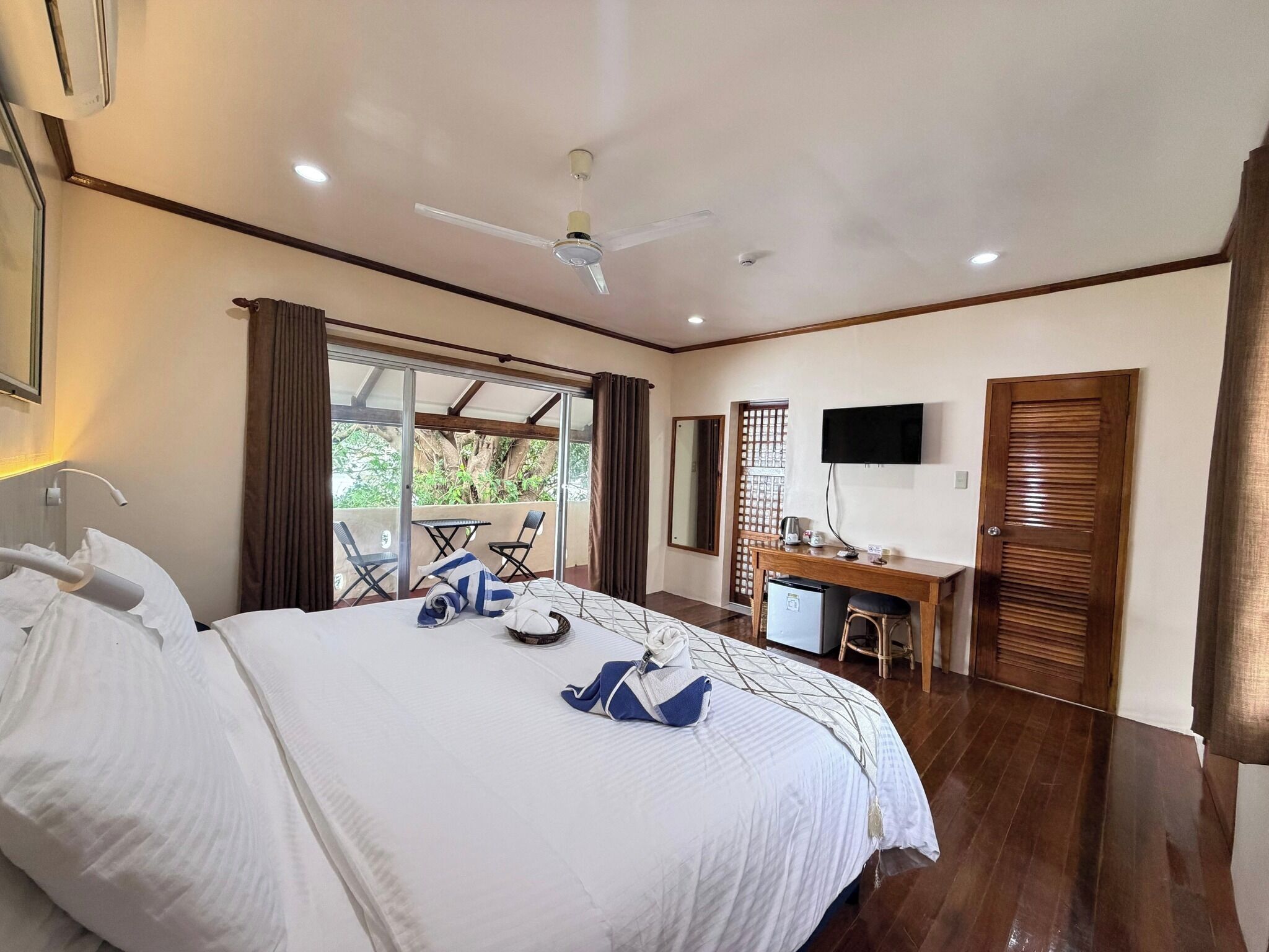 Habitación, vista al mar | Minibar, caja de seguridad en la habitación y escritorio 