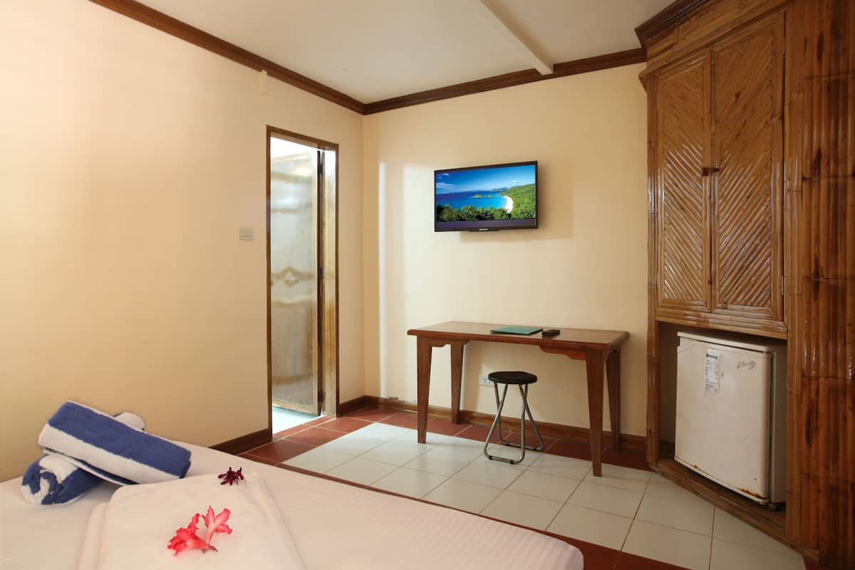 Deluxe Room, Poolside