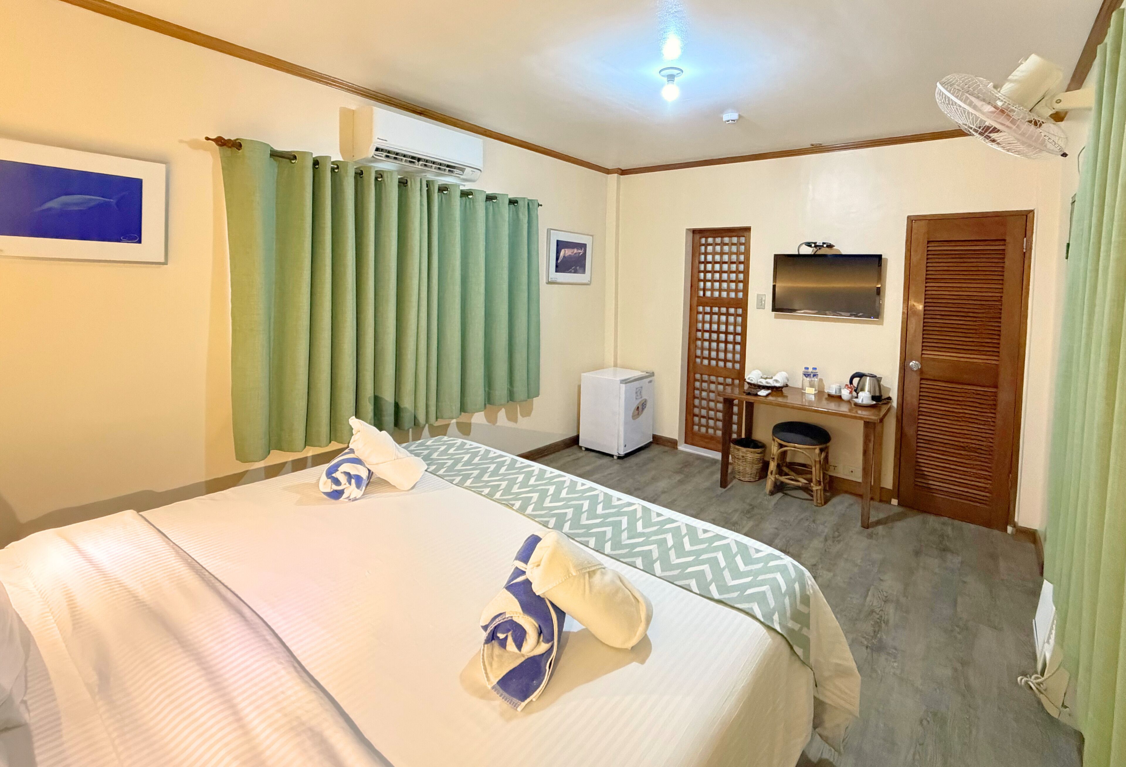 Habitación Deluxe, junto a la alberca | Minibar, caja de seguridad en la habitación y escritorio 