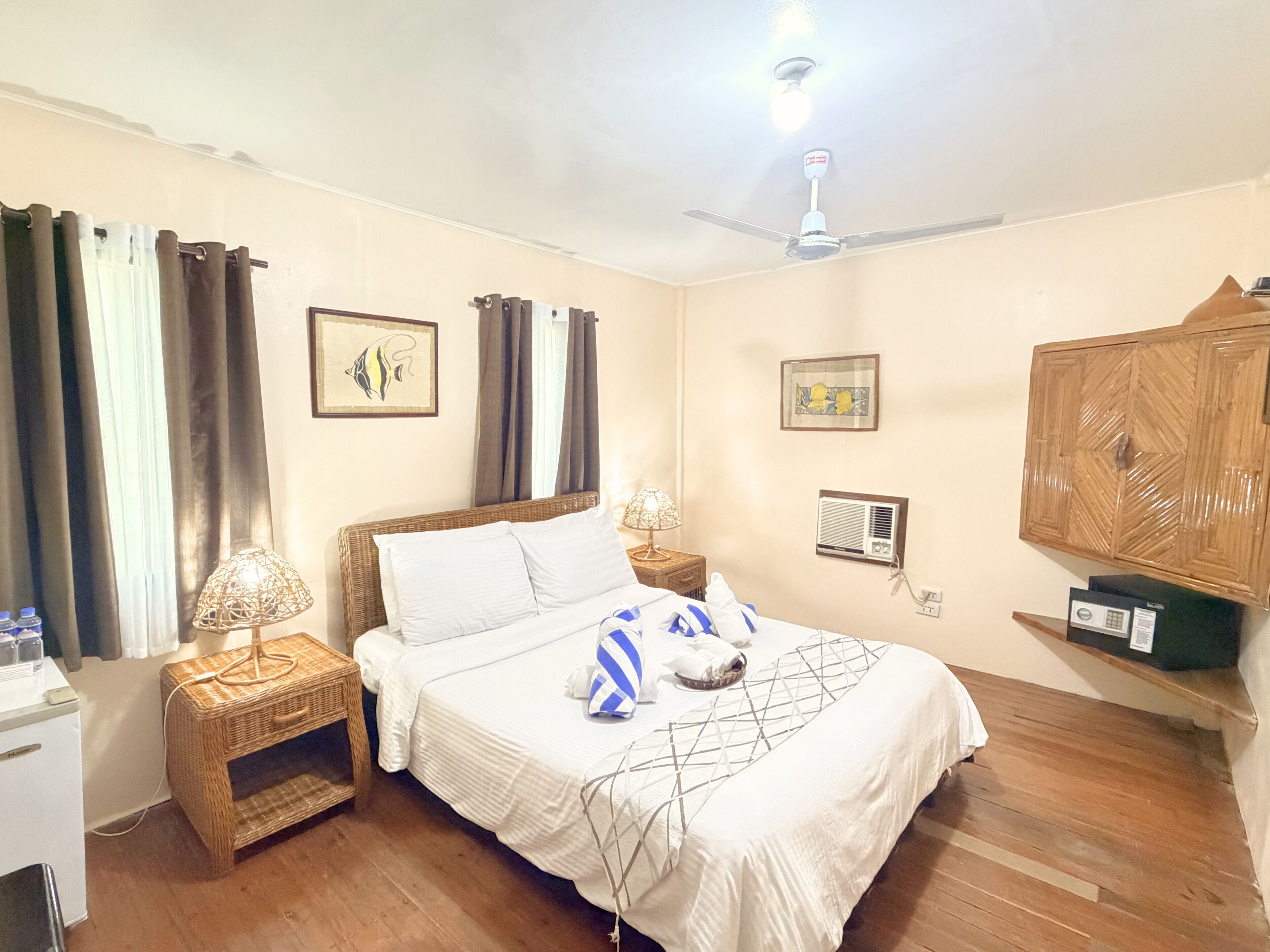 Habitación estándar, para no fumadores (Budget) | Minibar, caja de seguridad en la habitación y escritorio 