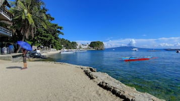 På stranden, solstolar, parasoller och sportdykning