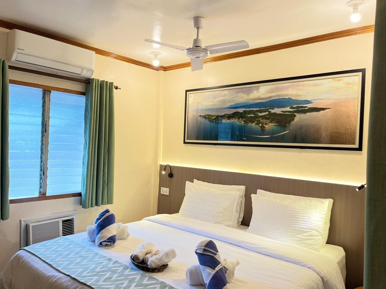 Habitación económica, junto a la alberca | Minibar, caja de seguridad en la habitación y escritorio 