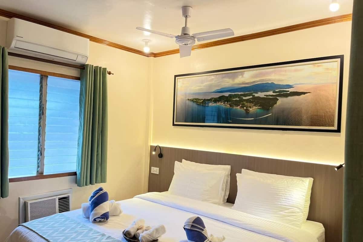 Habitación económica, junto a la alberca | Minibar, caja de seguridad en la habitación y escritorio