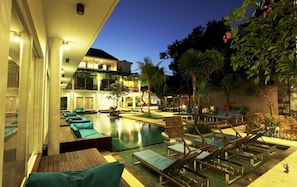 2 outdoor pools