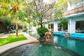 2 outdoor pools