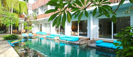 2 outdoor pools