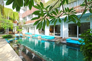 2 outdoor pools