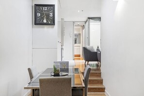 Appartamento Deluxe, 3 camere da letto | Pasti in camera