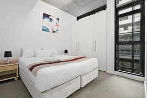 Comfort Apartment | 3 bedrooms, premium bedding, iron/ironing board, rollaway beds - Anchor on Little Collins (Melbourne)