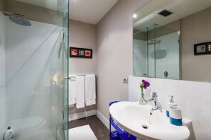 Deluxe Apartment, 3 Bedrooms (ArtDeco) | Bathroom | Shower, free toiletries, towels - Anchor on Little Collins - Southern (Melbourne)
