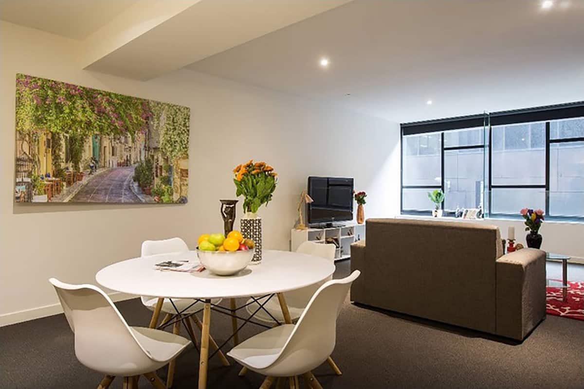 Two Bedroom Sky Loft Apartment | In-room dining