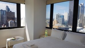 Apartemen Premium, 2 kamar tidur | Seprai premium, tirai kedap cahaya, dan setrika/meja setrika