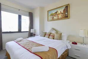 Executive Apartment, 2 Bedrooms | Peralatan tempat tidur premium, langsir/tirai gelap terus 