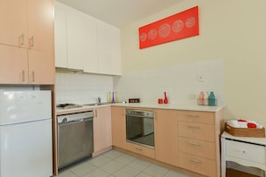 Executive Apartment, 2 Bedrooms | Dapur peribadi | Peti sejuk/penyejuk beku saiz penuh, ketuhar gelombang mikro, dapur 
