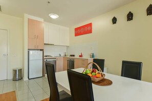 Executive Apartment, 2 Bedrooms | Dapur kecil peribadi | Peti sejuk/penyejuk beku saiz penuh, ketuhar gelombang mikro, dapur 