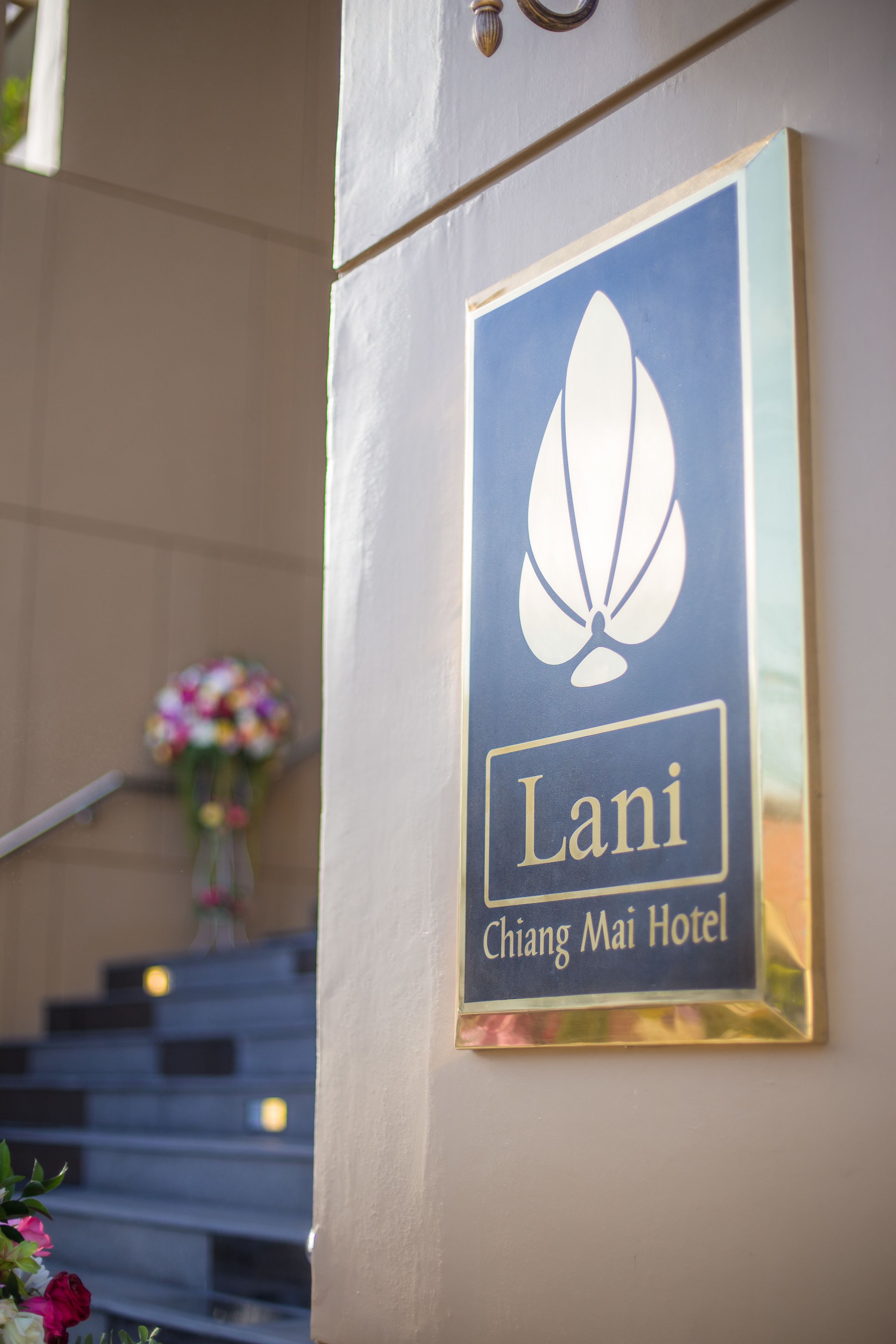A hotel sign with a logo and name.