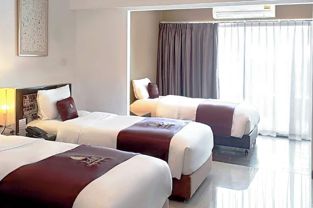 Grand Deluxe Room | Minibar, két bảo mật tại phòng, bàn, màn/rèm cản sáng 
