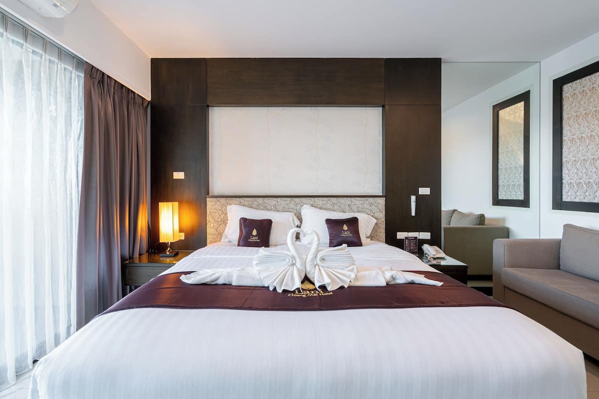 Deluxe Room | Minibar, két bảo mật tại phòng, bàn, màn/rèm cản sáng 