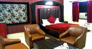 Desk, rollaway beds, free WiFi