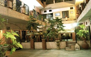 Courtyard - Hotel Shiraz Continental (Amritsar)