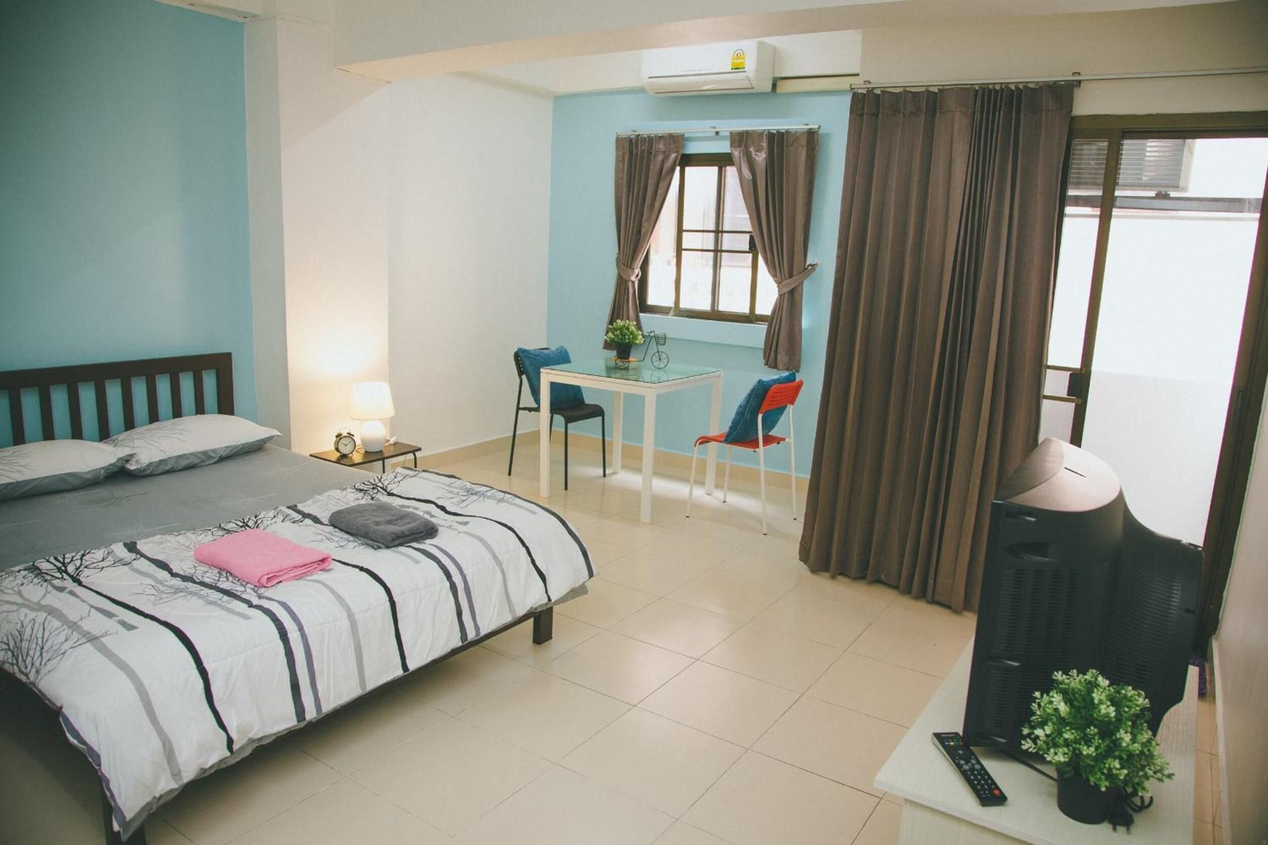 Escritorio, camas extra, wifi gratis y ropa de cama 